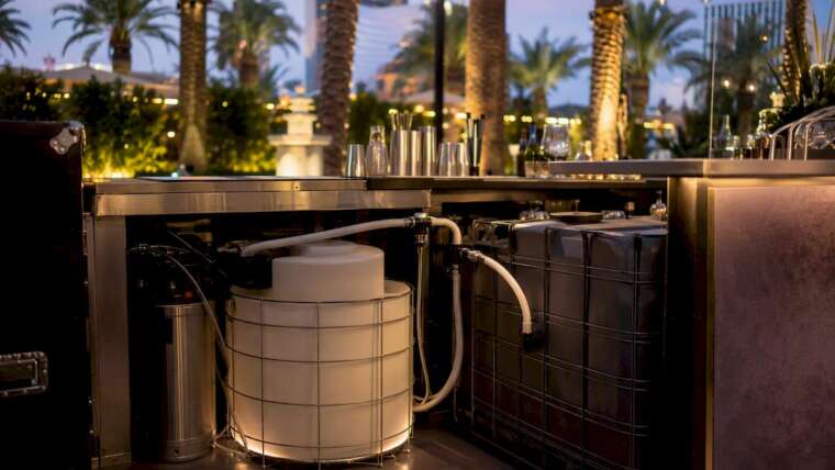 Mobile bar with water tanks and hoses
