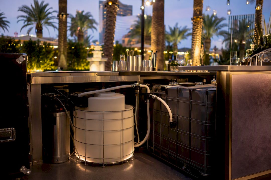 Mobile bar with water tanks and hoses